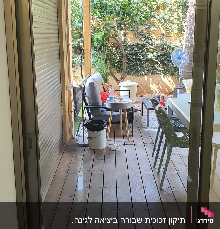 דלת זכוכית שקופה עם מסגרת מתכתית